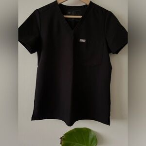 Figs Catarina scrub top in black.